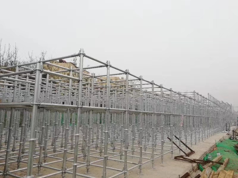 搭建腳手架橫向掃地桿與縱向掃地桿時(shí)，怎么設(shè)置好？ (圖1)